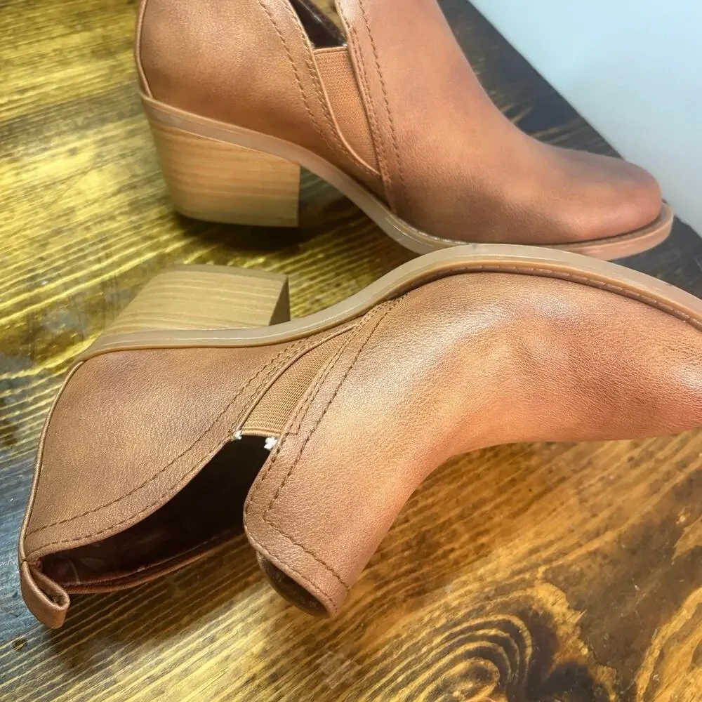 Baretraps brown heeled ankle boots size 6.5